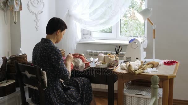 Γυναίκα ράψιμο μια κούκλα. — Αρχείο Βίντεο