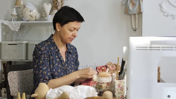 Γυναίκα ράψιμο μια κούκλα. — Αρχείο Βίντεο