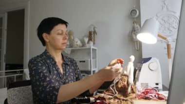Bir bebek tasarım el yapımı ustası gelir