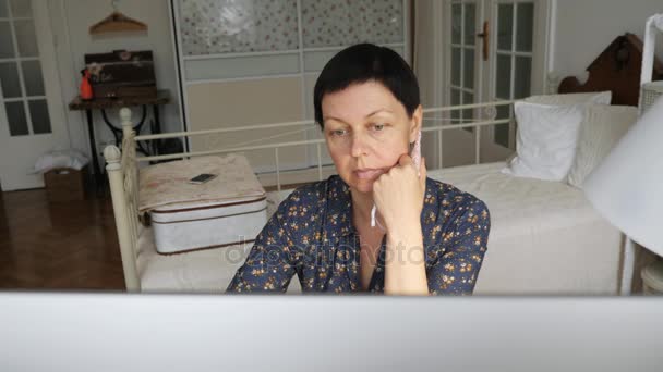 Γυναίκα που εργάζεται για το σχεδιασμό της κούκλας χρησιμοποιώντας έναν υπολογιστή — Αρχείο Βίντεο