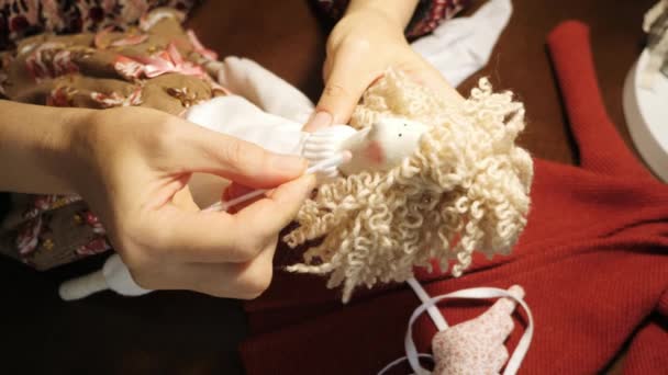 Processo di creazione di una bambola: il padrone disegna guance giocattolo. Primo piano . — Video Stock