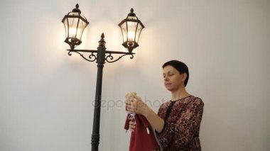 Bir kadın bir bebek onun elinde tutar ve ona bakar