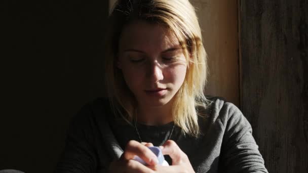 Deprese dívka pláče a přemýšlel o sebevraždě podržíte prášky. Detail — Stock video