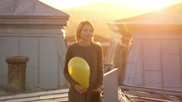 Женщина чувствует себя счастливой, гуляя с воздушным шаром на крыше . — стоковое видео