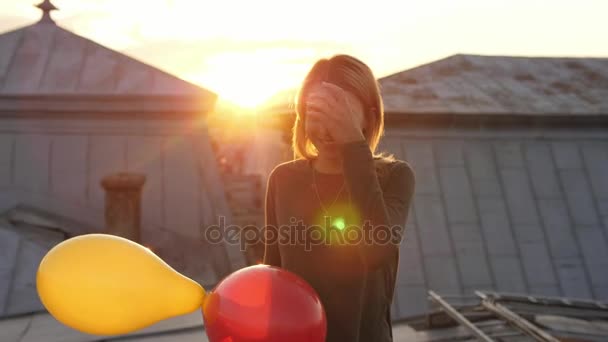 Portret młodej dziewczyny spaceru w aparatu trzymając w rękach kilka balonów — Wideo stockowe