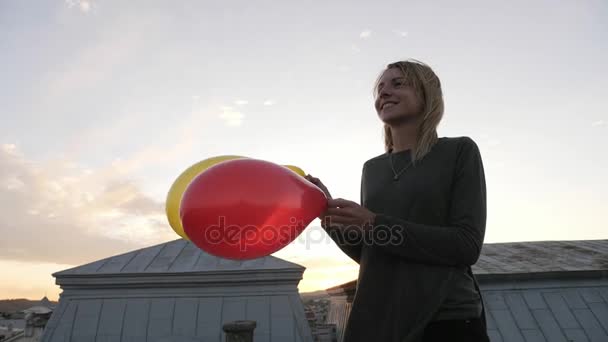 Портрет девушки счастливой держа в руках воздушные шары, а затем отпустить воздушные шары — стоковое видео