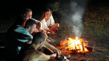 Arkadaşlar kızarmış sarı mısır hazırlanıyor