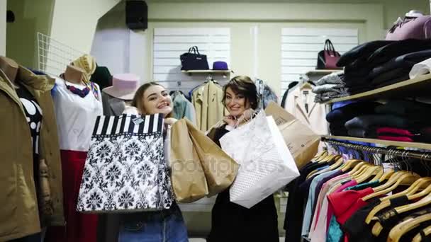 Portrait de jeunes filles souriantes montrant leurs sacs à provisions . — Video