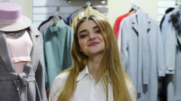 Retrato de una joven sonriente mostrando bolsas de compras . — Vídeo de stock