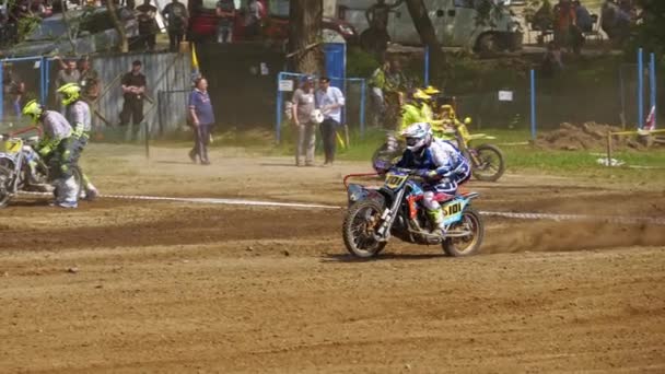 CHERNIVTSI, UKRAINE - 5 de maio de 2018: Campeonato Mundial de Sidecarcross da WSC FIM. Movimento super lento . — Vídeo de Stock