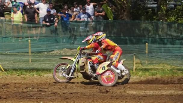 CHERNIVTSI, UKRAINE - 5 mai 2018 : Championnat du Monde FIM de Sidecarcross WSC. Super ralenti . — Video