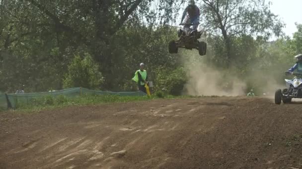 CHERNIVTSI, UKRAINE - 5 de maio de 2018: Campeonato Mundial de Sidecarcross da WSC FIM. Movimento lento . — Vídeo de Stock