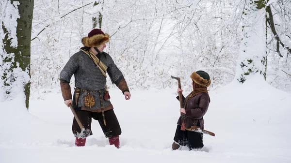 Baba Viking, oğluna savaşmayı, elinde baltayı tutmayı öğretiyor..