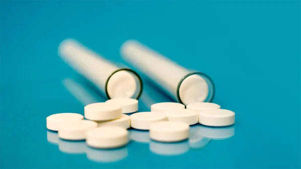 Χάπια σε δοκιμαστικούς σωλήνες είναι στο τραπέζι για υγιή ιατρική διαβίωσης — Φωτογραφία Αρχείου