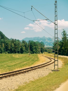 Güzel bir panoramik manzara ile Demiryolu, Bavyera Alpleri