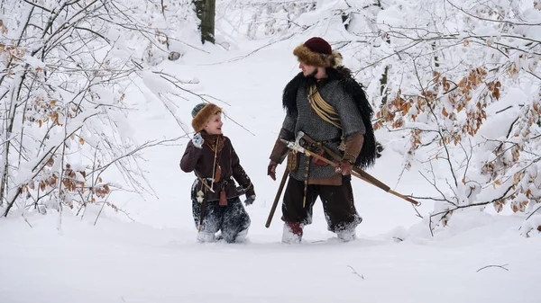 Ο πατέρας Βίκινγκ με τον γιο του να πηγαίνει στο χειμερινό δάσος. — Φωτογραφία Αρχείου