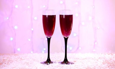 Yeni yıl ve Noel kutlaması kırmızı şarapla. Yakın plan.