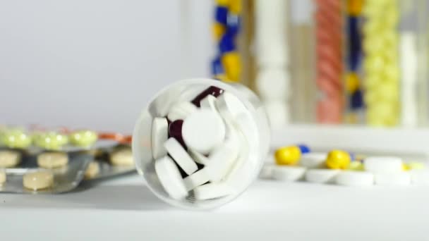 Tabletter som långsamt faller från en flaska — Stockvideo