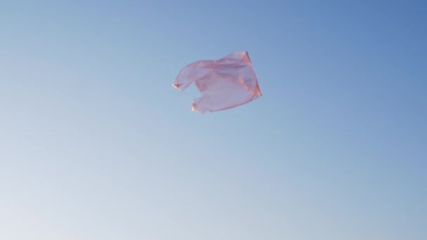 Un sac plastique vole dans le vent sur le fond de la ville — Video