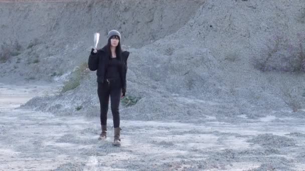 Жестокая женщина из банд хулиганов ходит с бейсбольной битой в пустыне. — стоковое видео