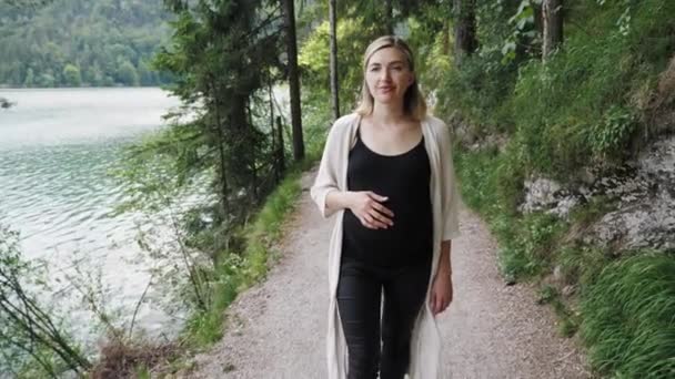 Femme enceinte marchant près du lac à la forêt d'été . — Video