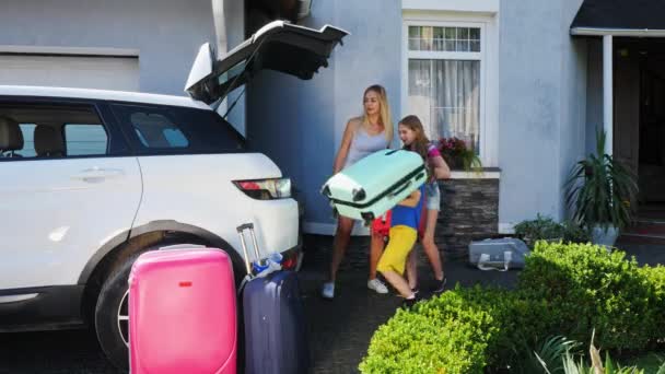 Kvinna och hennes barn ringer sin hund i bilen och sedan lasta bagaget — Stockvideo