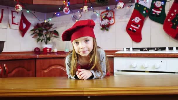 Retrato de linda niña chef en la cocina de Navidad — Vídeos de Stock