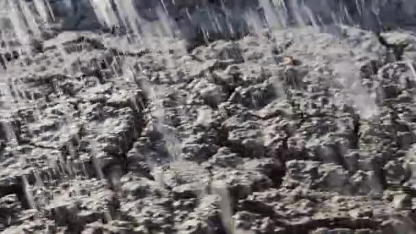 Riego en lodo agrietado en suelo árido — Vídeos de Stock