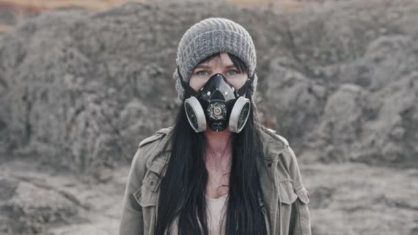 A túlélő kimerült lány arcképe gázálarcban. A lány mérgező füstfelhők között áll.. — Stock videók