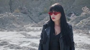 Seksi hippi kız ya da punk, siyah deri ceketli homurtu.