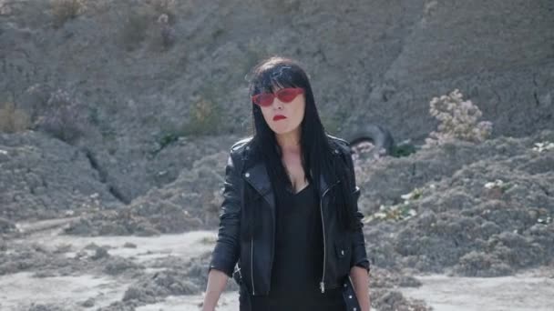 Sexy hipster girl or punk, grunge in a black leather jacket — Stock Video