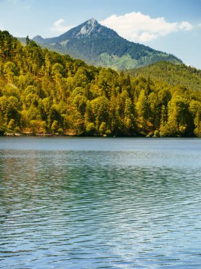 Alpler'in arka planında dağ gölü