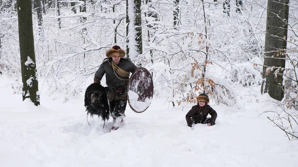 Oğluyla birlikte kış ormanına giden baba Viking.