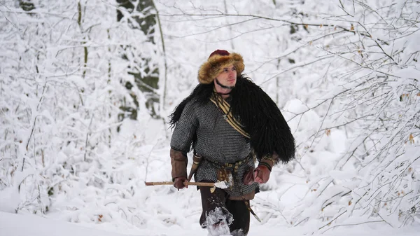 Człowiek Viking dzieje w lesie zimowym. — Zdjęcie stockowe