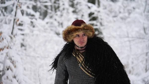 Ο άνθρωπος Βίκινγκ πηγαίνει στο χειμερινό δάσος. — Φωτογραφία Αρχείου