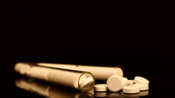 Leki generyczne na stole, aparat porusza się powoli przez rozlane tabletki i do butelki. — Wideo stockowe
