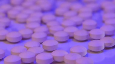 Sülfür tabletleri cam masaya saçılmış.