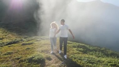 Çiftler koşar ve eğlenir, neşeli ve neşeli.