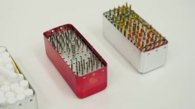Diş dolabındaki diş aletleri. Endodontik araçları kapat