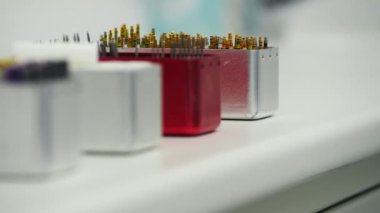 Diş dolabındaki diş aletleri. Endodontik araçları kapat