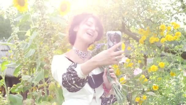 Jong Oekraïens doet selfie over de natuur tegen de achtergrond zonnestralen. — Stockvideo