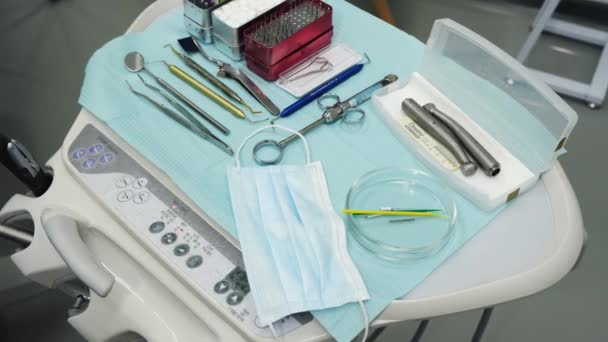 Närbild av dentala instrument. Tandläkarinstrument i dentalskåp. — Stockvideo