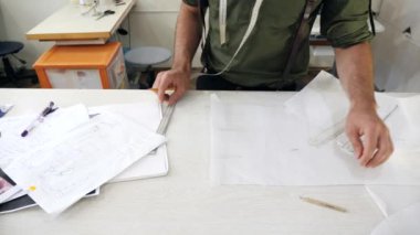 Terziler şablonu beyaz bir metreyle ölçerler.