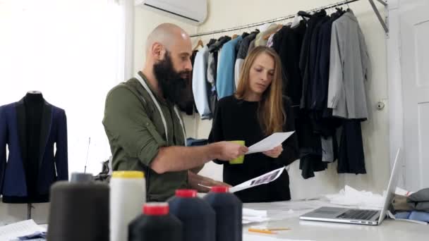 Hombre y mujer discuten diseño — Vídeos de Stock