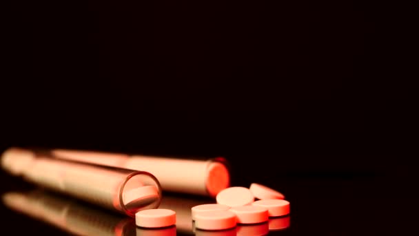 Generieke drugs op tafelblad, camera beweegt langzaam over gemorste pillen en in de fles. — Stockvideo