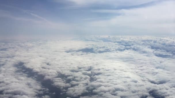 Bulutların üstündeki hava görüntüsü inanılmaz. Bulutların üzerinde uçuyor. Uçak penceresinden mavi gökyüzüne ve beyaz bulutlara bak. Güzel gökyüzü ve bulutların üzerinde uçarken. — Stok video