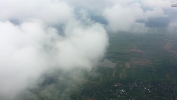 Hegyi kilátás a repülőről. Repül a felhők felett. Gyönyörű ég és felhők felett repül. Légi felvétel a gépről. — Stock videók