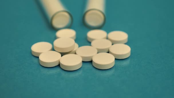 Generikus gyógyszerek az asztalon, kamera mozog lassan accross kiömlött tabletták és az üvegbe. — Stock videók