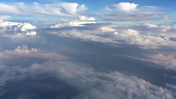 Verbazingwekkende beelden van de lucht boven de wolken. Zicht vanuit het vliegtuigvenster naar de blauwe lucht en witte wolken — Stockvideo