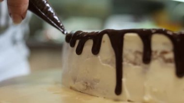 Mutfakta pasta hazırlarken, üzerine çikolata jölesi dökerken..